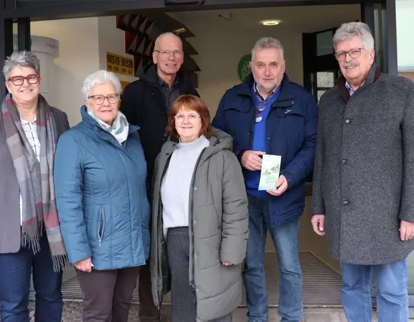 Drei Damen und drei Herren vor dem Eingang zum Treffpunkt Alte Post