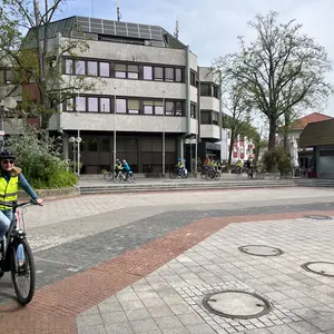Rathaus Oberasbach mit Radlern im Vordergrund 