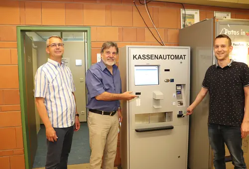 Bernd Fürchtenicht, Leiter der Finanzverwaltung der Stadt, Norbert Schikora, Zweiter Bürgermeister Oberasbachs, und Christian Kuhn, Mitarbeiter der Stadtkasse nahmen den neuen Kassenautomat im Rathausfoyer in Betrieb.