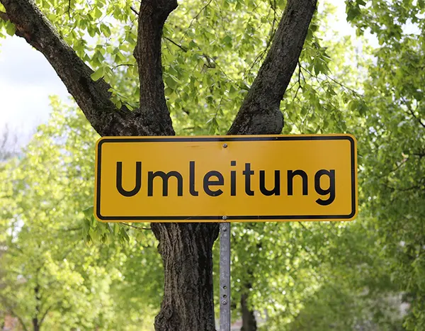 Umleitungsschild in einer Baumkrone