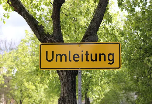 Umleitungsschild in einer Baumkrone