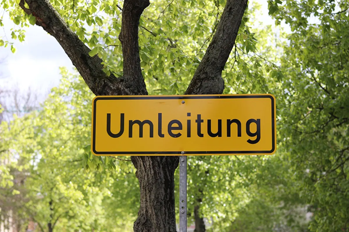 Umleitungsschild in einer Baumkrone