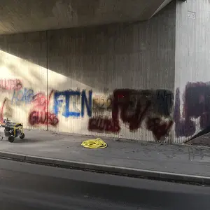 Wand mit vorbehandelten Schmierereien