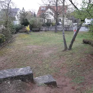 Grundstück umgeben von Hecken und Bäumen 